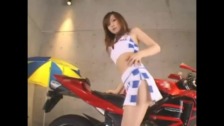 Невероятная японская девушка в потрясающем крупном плане на публике.