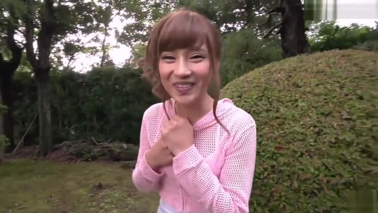 Медовая азиатка Анна Анджо на открытом воздухе