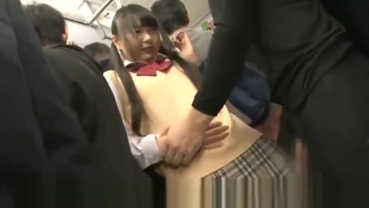 Восхитительная азиатская женщина занимается потрясающим хардкорным сексом на публике.