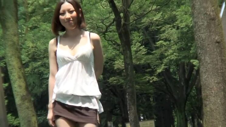 Небесная восточная шлюха занимается невероятным любительским сексом на публике.