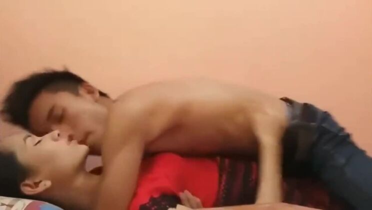 Спокойная брюнетка азиатской распутницы занимается потрясающим хардкорным сексом.