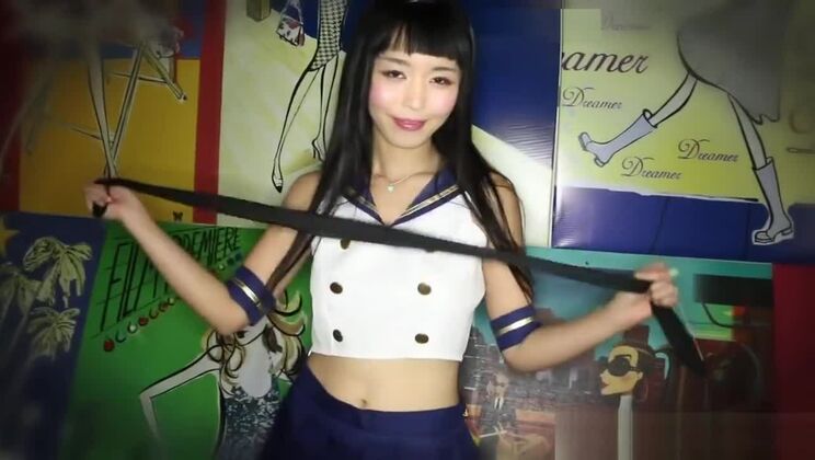 Сексуальная японская красотка участвует в XXX-фильме в косплей-костюме.