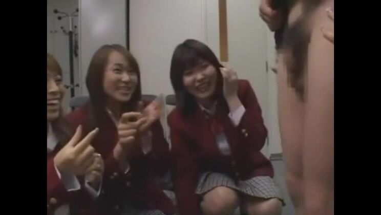 Милая японская девушка в красивом фетиш-порно видео