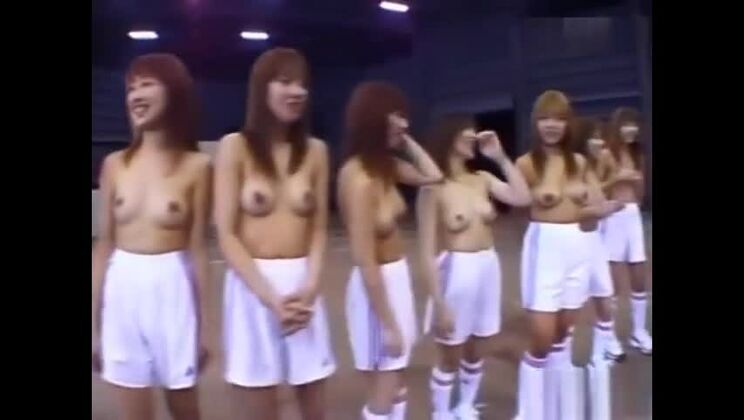 Красивая азиатская девушка из Авангарда засовывает пальцы в свою вагину.