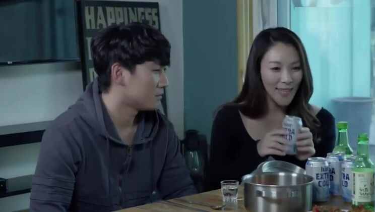 Дразнящая азиатская соблазнительница в красивом фетиш-порно видео