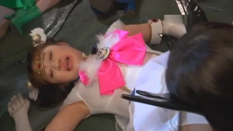 Привлекательная восточная красотка участвует в косплей-порнофильме.