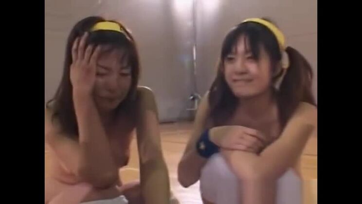 Божественная восточная леди занимается сексом в любительском порно-видео на улице.