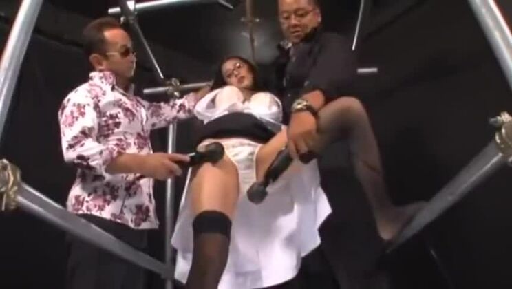 Сексуальная японская проститутка в групповом сексе