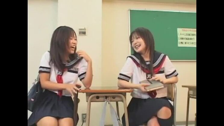 Очаровательная японская проститутка с маленькой грудью любит фетишистские развлечения.