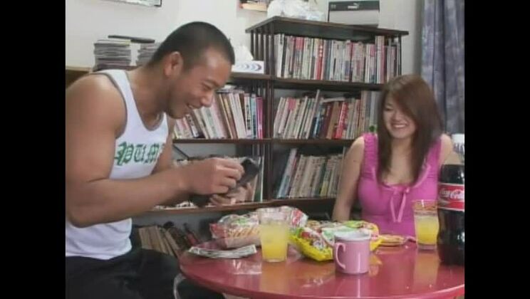 Восхитительная японская проститутка с шикарной грудью в настоящем хардкорном видео.