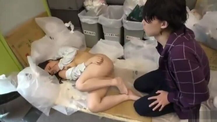 Красивая японка с пышной грудью