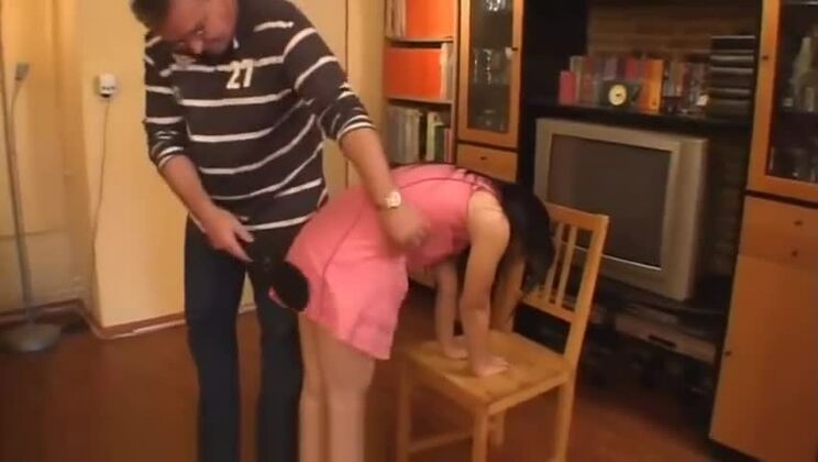 Соблазнительная восточная сучка в фетиш-порно.