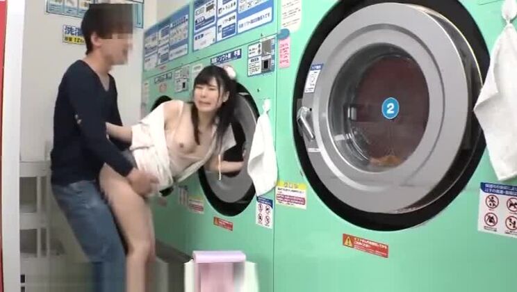 Красивая азиатская девушка с плоской грудью в хардкорном секс-видео.