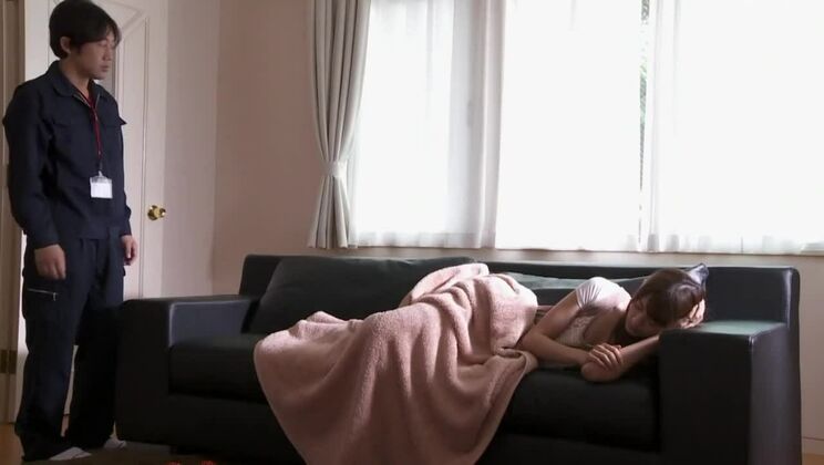 Очаровательная японская красотка воплощает в себе свои фетишистские мечты.