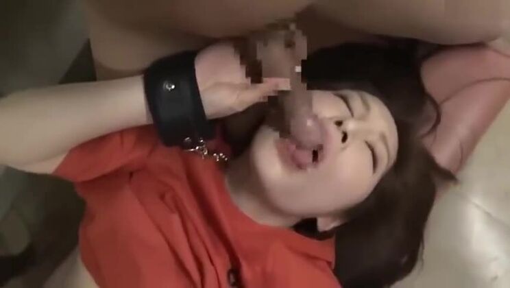 Очаровательная рыжеволосая японская шлюха подверглась групповому изнасилованию в общественном месте