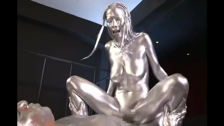 Восхитительная азиатская шлюха воплощает в жизнь свои фетишистские мечты.