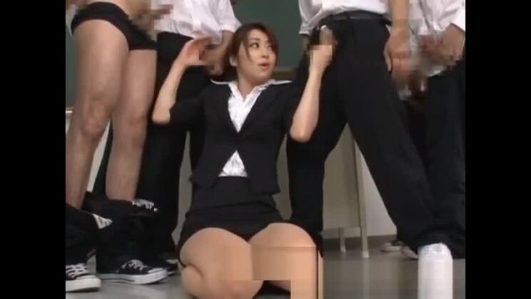 Привлекательная азиатская шлюха с пушистой шерстью в извращенном порнофильме.