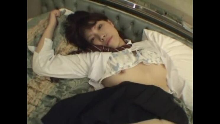 Очаровательная японская шлюха, которую ласкают пальцами.