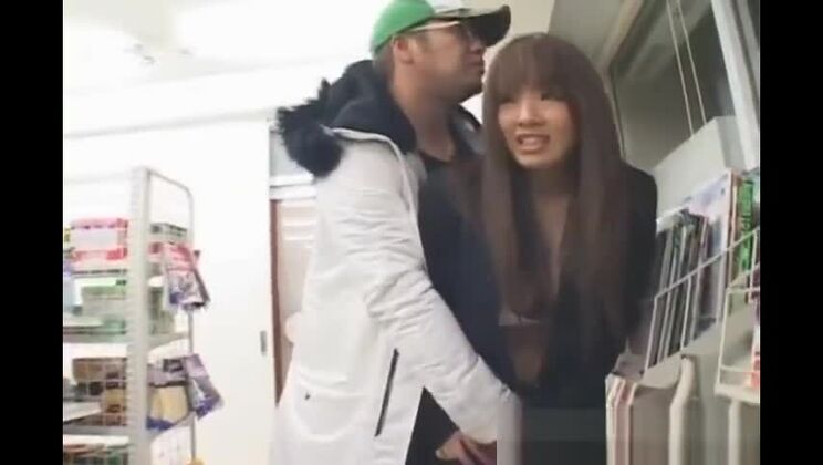 Красивая японская проститутка снимается в порно-видео с участием представителей разных рас.