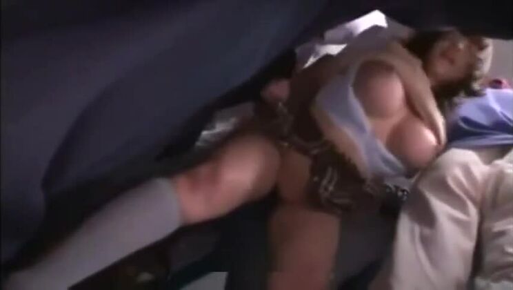 Пикантная пышногрудая японская распутница в любительском порно на публике