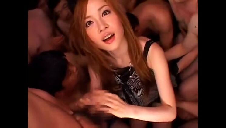 Потрясающая азиатская проститутка в умопомрачительном групповом сексе