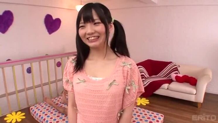 Красивая японка Ичиго Томинага получает сперму на лицо.