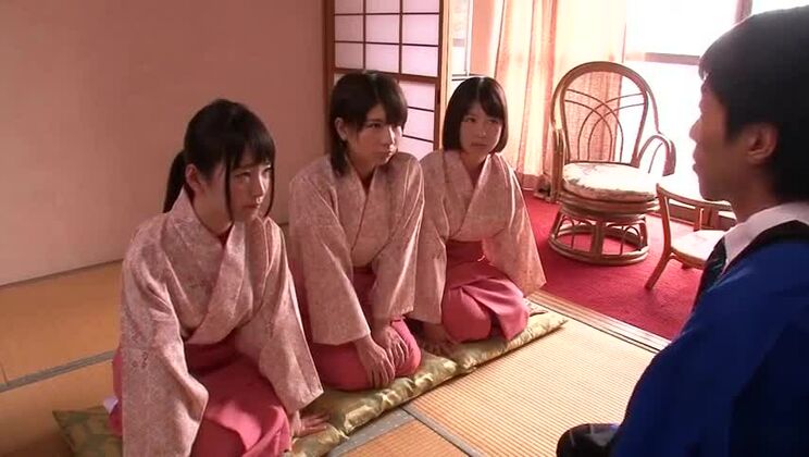 Соблазнительная японская девушка, которую ласкают пальцами.