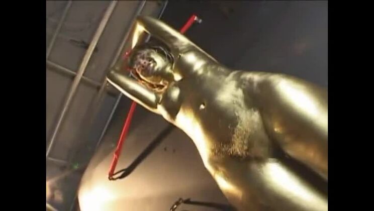 Очаровательная японка Касуми Уэхара устраивает пикантное фетиш-представление.