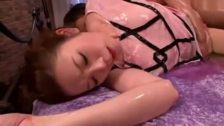 Невероятная пышногрудая азиатская шлюха