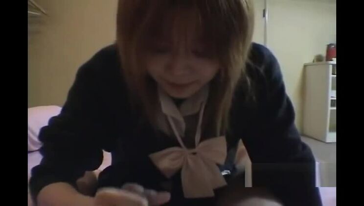 Восхитительная японская шлюха занимается невероятным любительским сексом.