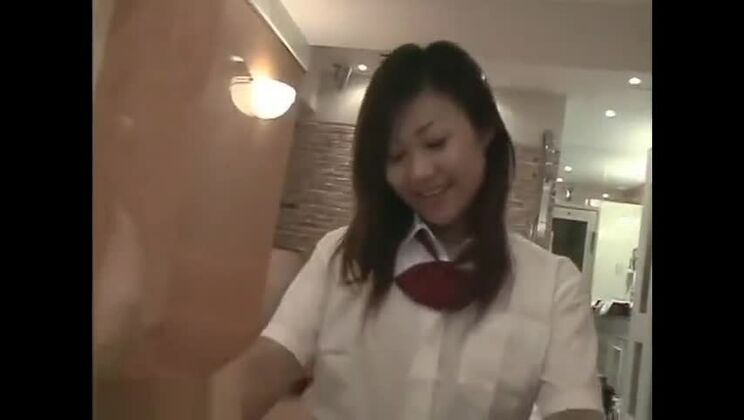 Очаровательная японская сучка получает необычный фетиш-опыт.