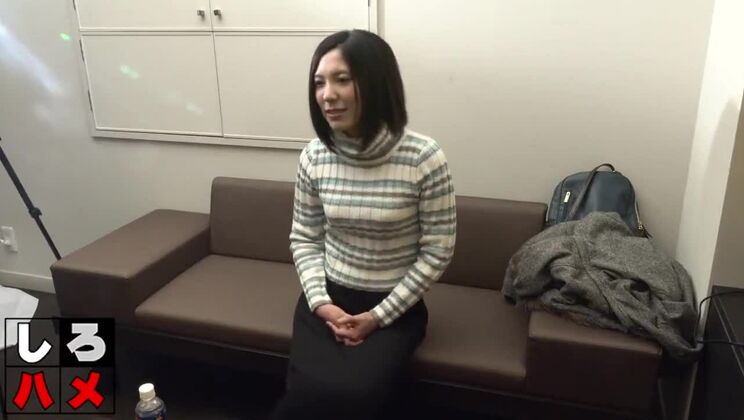 Красивая японская шлюха с маленькой грудью, которую жёстко трахают.