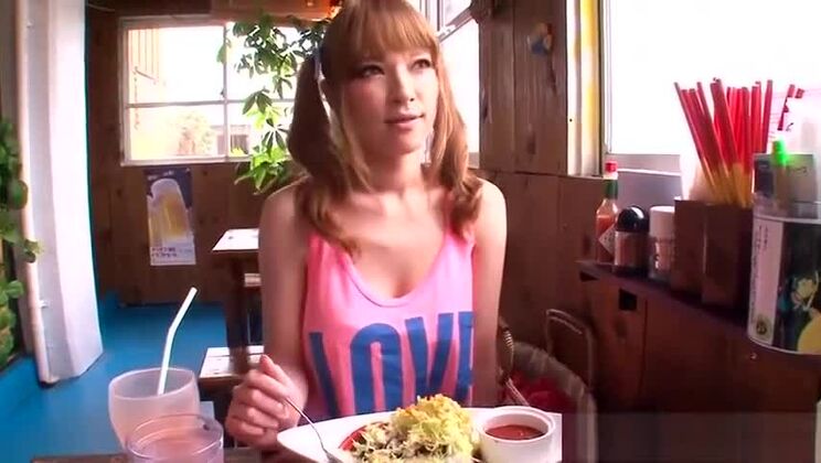 Неземная плоскогрудая азиатская шлюха, жестко трахаемая на пляже