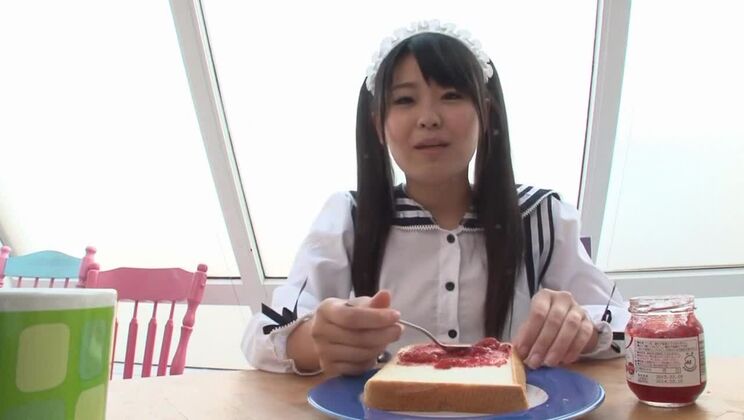 Соблазнительная пышногрудая японка Айри Сатоу получила оргазм от ласк пальцами.