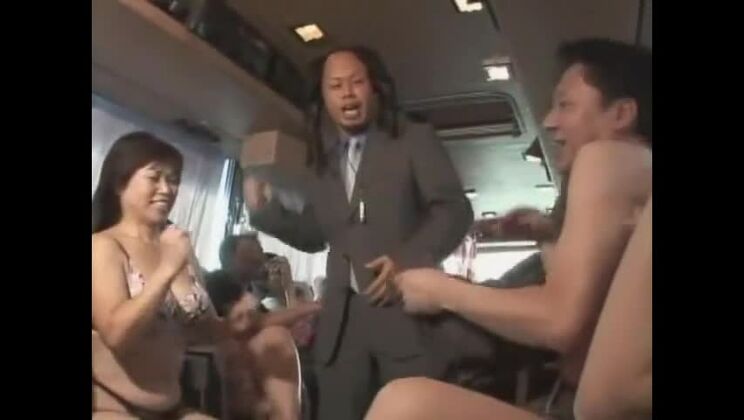 Стриптиз-порно видео с участием Чисато Шоуда, Эмико Койке и Мики Канзаки