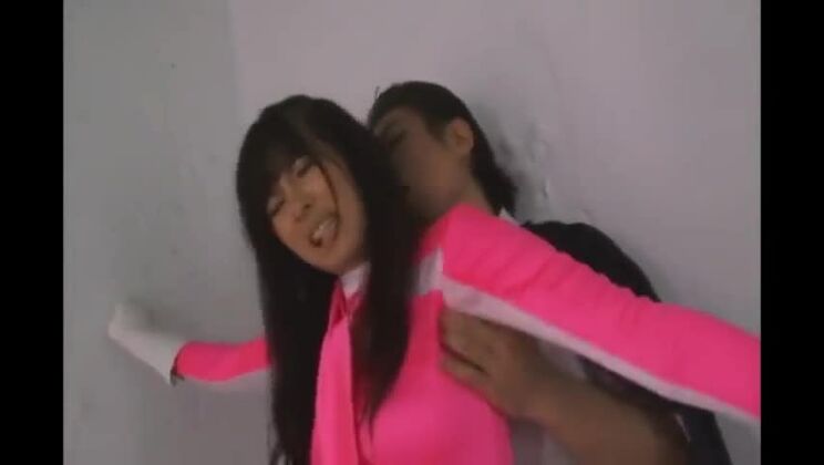 Очаровательная японская сучка снимается в фетиш-порно видео.