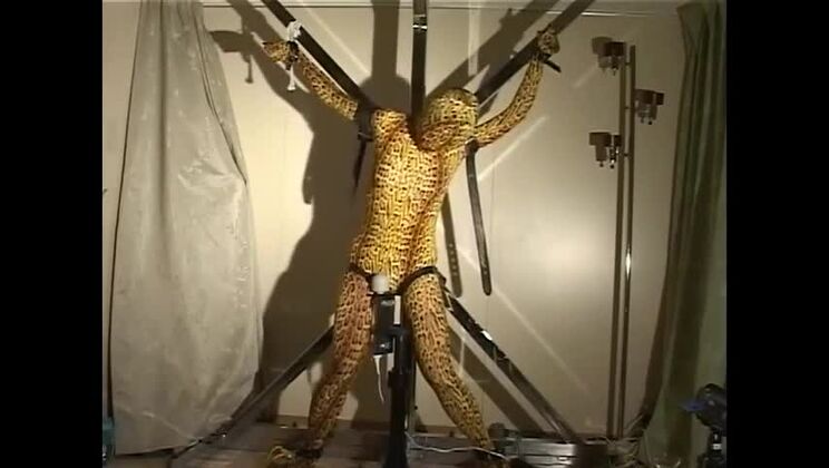 Дразнящая японская девушка воплощает в жизнь свои фетишистские фантазии.