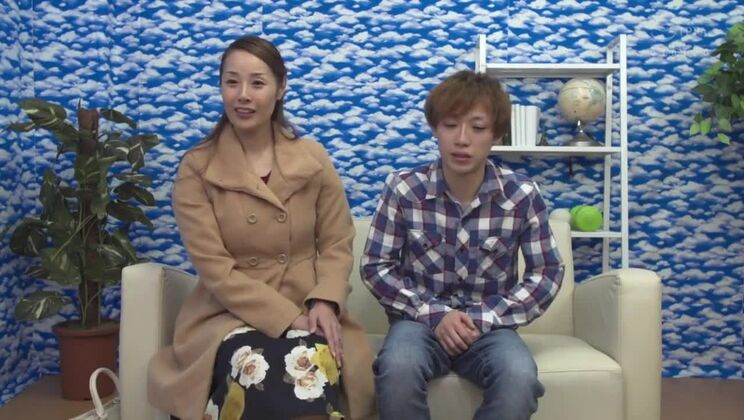 Очаровательная японская сучка принимает душ из спермы.