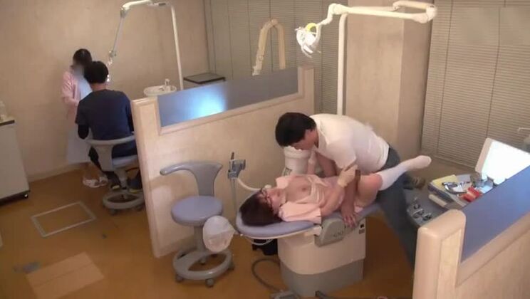 Привлекательная азиатская распутница занимается горячим букаке