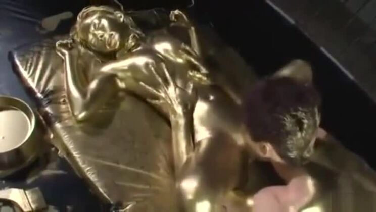 Привлекательная японская красотка принимает душ из спермы.