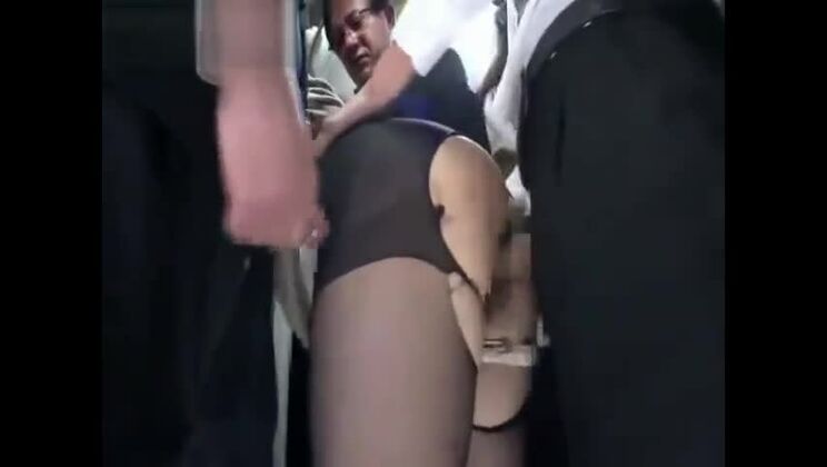 Восхитительная восточная замужняя дама в общественном месте