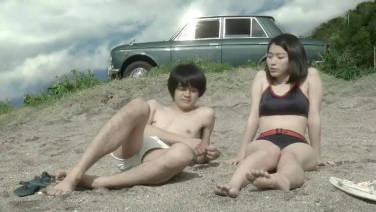 Прекрасная японская сучка воплощает в жизнь свои фетишистские фантазии.