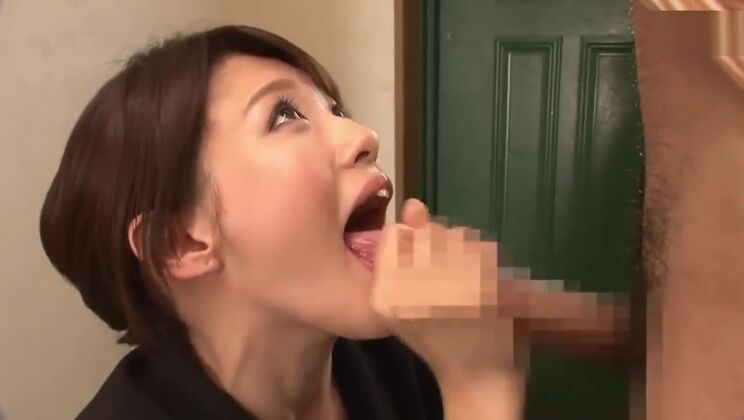 Дразнящая азиатская девушка