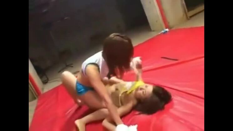 Очаровательная азиатская девушка любит фетишистские развлечения.