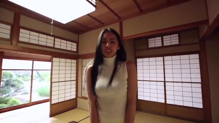 Милая восточная девушка