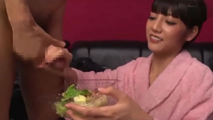 Восточная красотка получает мощный оргазм с эякуляцией на лицо.