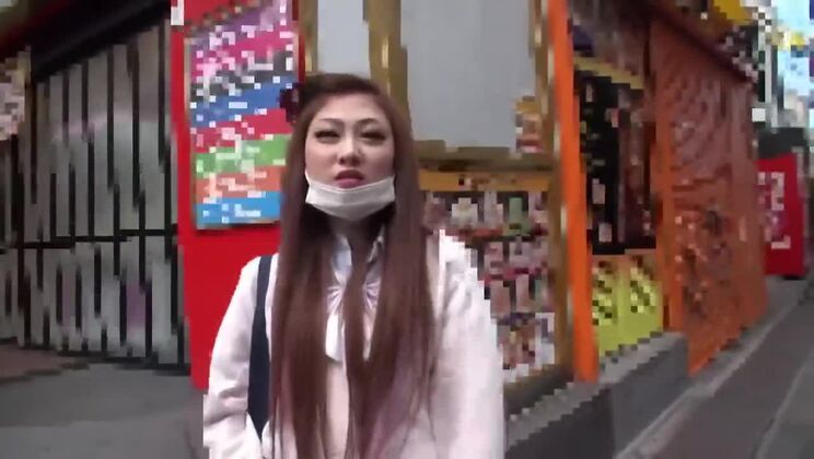 Божественная японская шлюха в жестокой групповой оргии