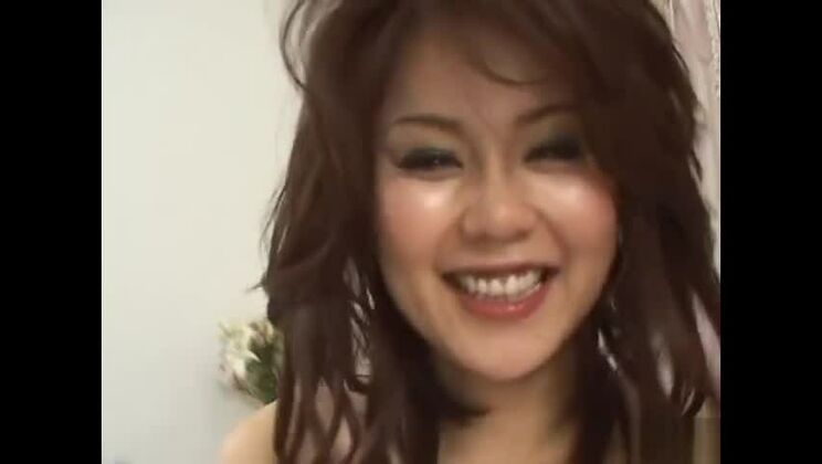 Соблазнительная японка с пышными волосами Мегу Аясэ в диком хардкорном сексе