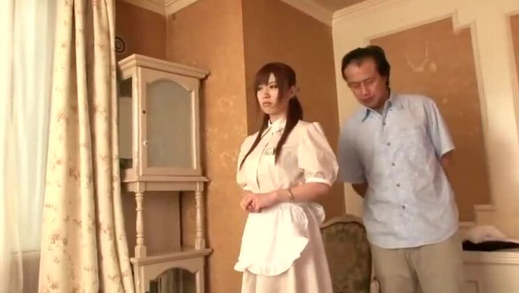 Соблазнительная японская шлюха участвует в групповом сексе.