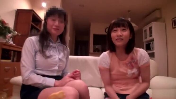 Дразнящая японская шлюха с маленькой грудью делает массаж с хэппи-эндом.